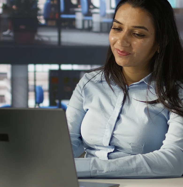 Emprendedor mexicano registrando su empresa en línea desde un portal oficial del gobierno