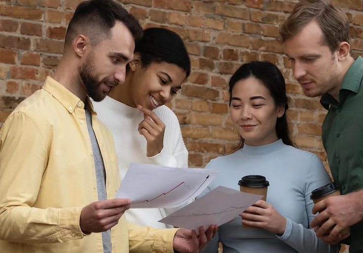 Grupo de fundadores mexicanos analizando ideas de negocio y documentos legales en oficina moderna, representando los desafíos y oportunidades legales para startups en 2025