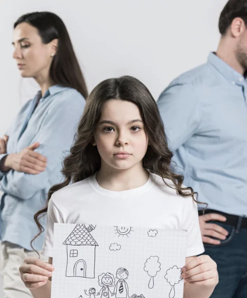 Pareja con abogado revisando documentos de divorcio en México — guía paso a paso con derechos, costos y errores a evitar