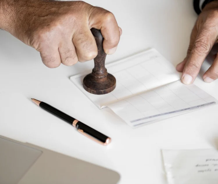 Sala de tribunal mexicana con jueces y abogado presentando un caso en juicio de amparo