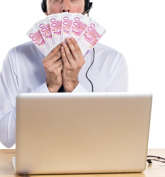 Teletrabajador mexicano trabajando desde casa en un entorno profesional, representando la nueva ley de salario mínimo para teletrabajadores en México