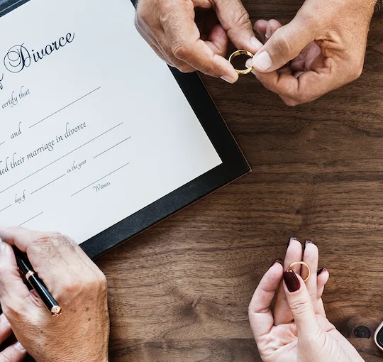 Pareja mexicana revisando documentos legales de divorcio exprés con su abogado en oficina, representando la nueva ley de divorcio exprés en México