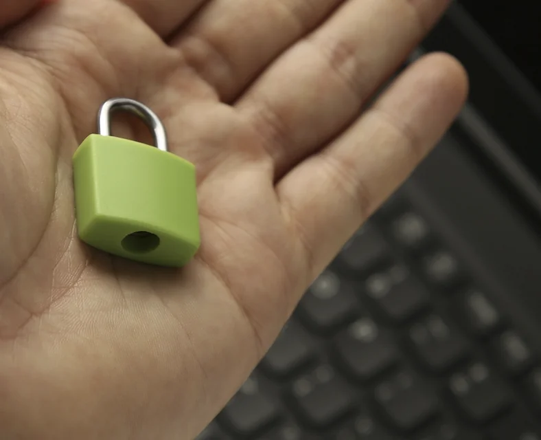 Libro de leyes abierto mostrando la Ley Federal de Protección de Datos Personales en Posesión de los Particulares, representando la normativa vigente en México