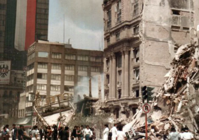 Edificios colapsados tras el terremoto de 1985 en Ciudad de México, simbolizando el derrumbe tanto físico como institucional de la justicia
