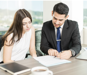 Abogado asesorando a un cliente en una oficina profesional, simbolizando la confianza y la importancia de contar con asesoría legal especializada en casos de amparo.