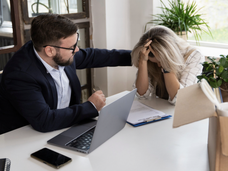 Abogado brindando asesoría legal a un cliente sobre una demanda por acoso laboral en oficina moderna.