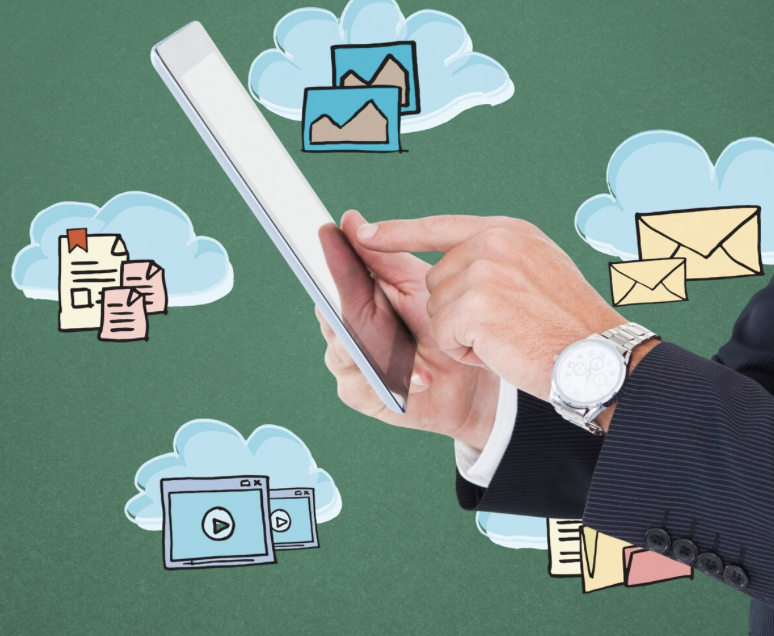 Documentos y correos electrónicos organizados como evidencia en una demanda laboral