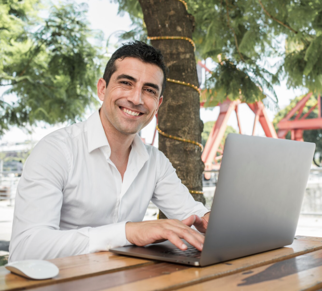 Emprendedor mexicano registrando su empresa en línea desde un portal oficial.