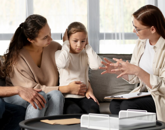 Abogado de derecho familiar brindando asesoría legal a un cliente en una oficina.