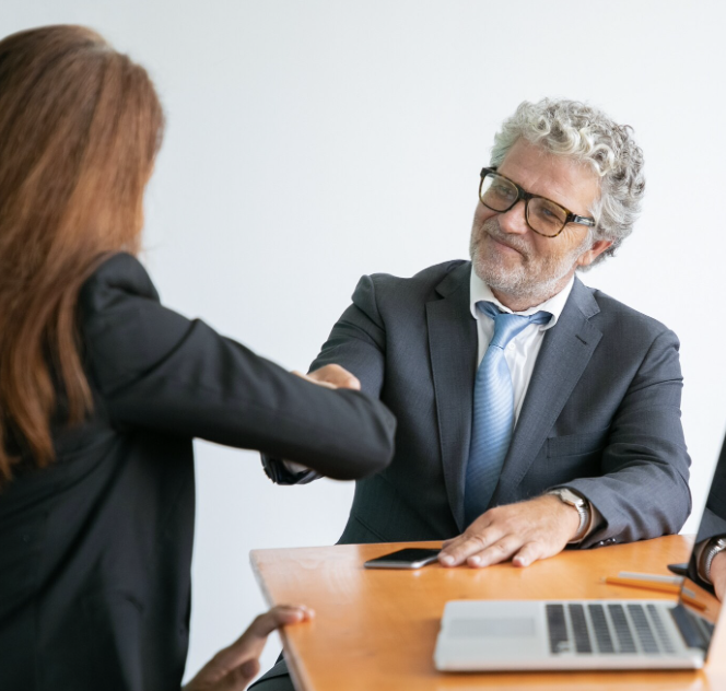 Abogado y cliente revisando documentos en una reunión profesional.