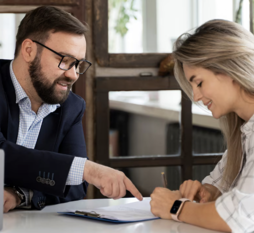 Abogado asesorando a un cliente sobre errores comunes en el proceso de divorcio.