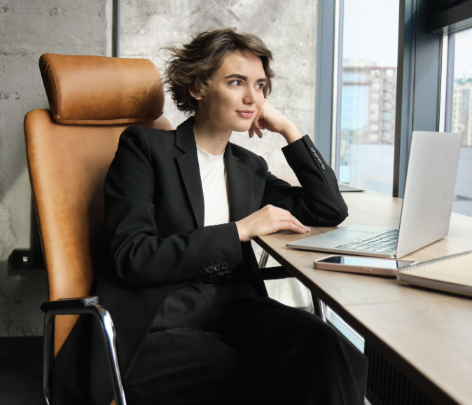 Abogado mexicano trabajando en una oficina moderna con herramientas tecnológicas.