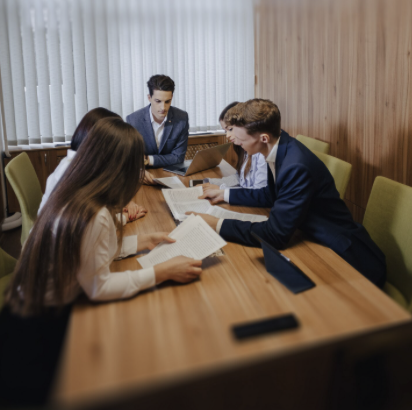 Abogado asesorando a fundadores de startups sobre estructura legal y contratos.