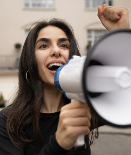 Mano con megáfono representando el derecho a expresarse libremente en México.