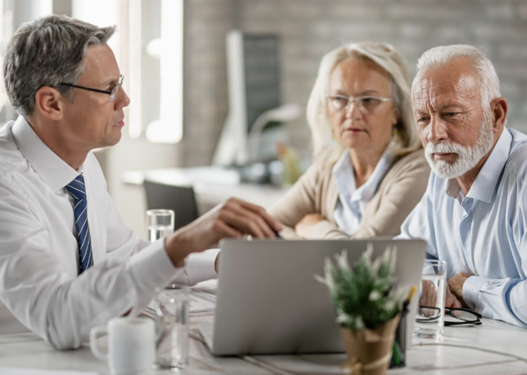 Pensionados reunidos con un abogado para conocer sus derechos legales.