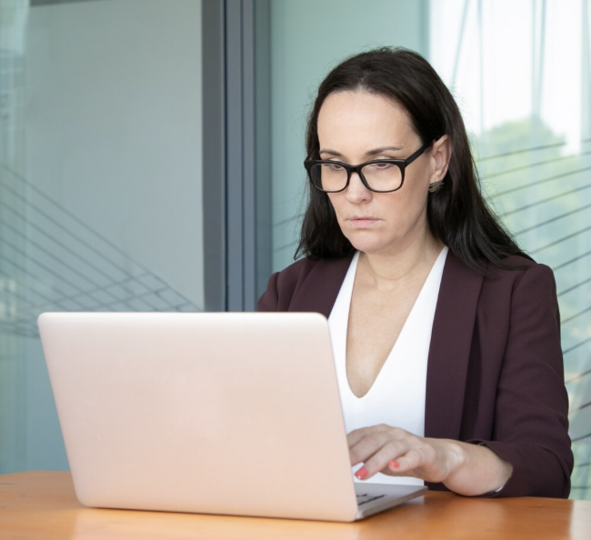 Persona buscando abogados en línea en AbogadoMex.mx desde una computadora portátil.