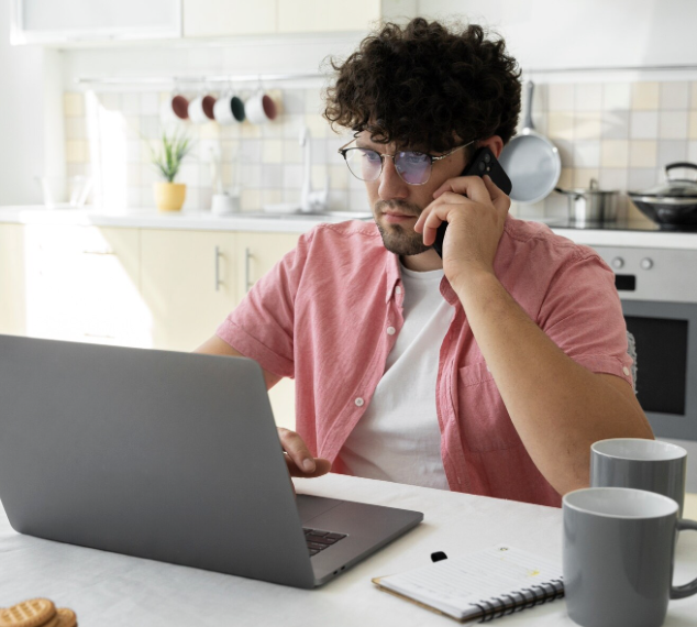 Teletrabajador mexicano trabajando desde casa en un entorno profesional.