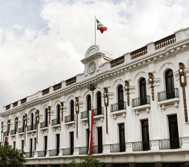 Fachada del Palacio de Justicia de México, símbolo del sistema judicial.