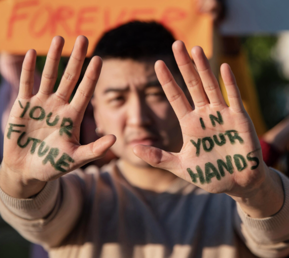 Trabajadores sosteniendo pancartas durante una protesta laboral contra el acoso en México.