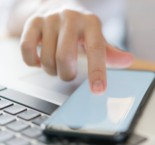 Usuario aceptando aviso de privacidad en un dispositivo móvil.