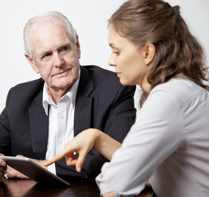 abogado IMSS ayudando a trabajador a revisar su pensión Ley 73.