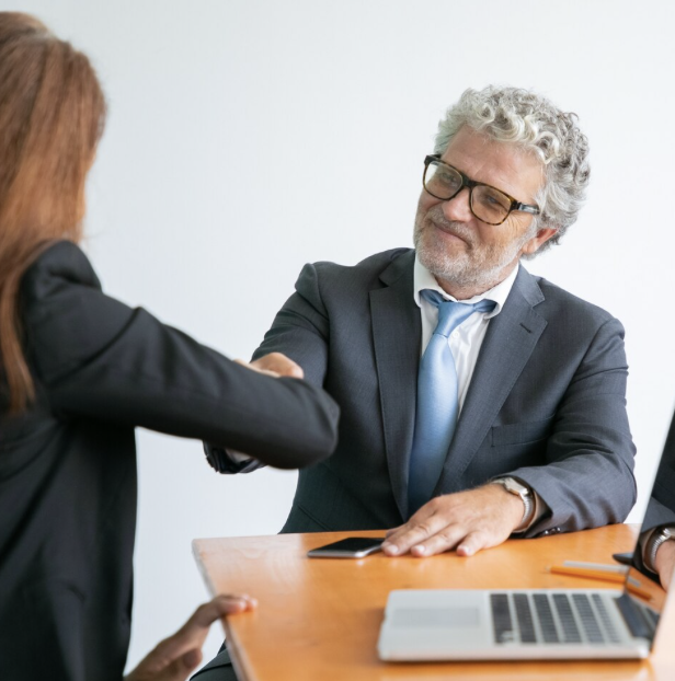 Abogado laboralista consultando con cliente sobre juicio laboral en oficina profesional