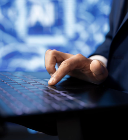 Abogado mexicano trabajando con tecnología digital en oficina moderna