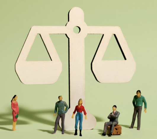 Balanza de la justicia simbolizando equidad en casos de despido injustificado en México