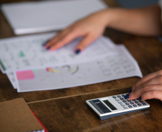 Calculadora y documentos de nómina para cálculo de indemnización laboral