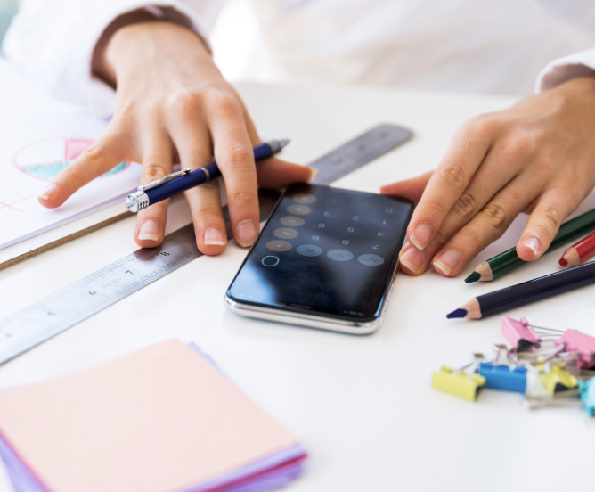 Calculadora mostrando gastos mensuales para cálculo de pensión alimenticia en México